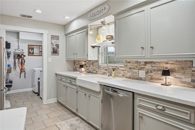 143 N Janin Cir, Portland, TX 78374