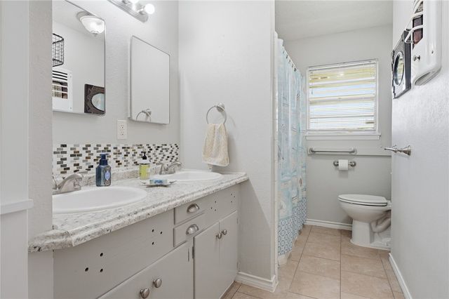 143 N Janin Cir, Portland, TX 78374