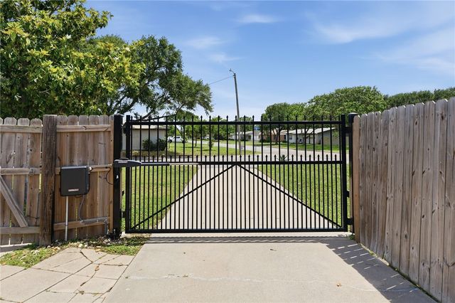 143 N Janin Cir, Portland, TX 78374