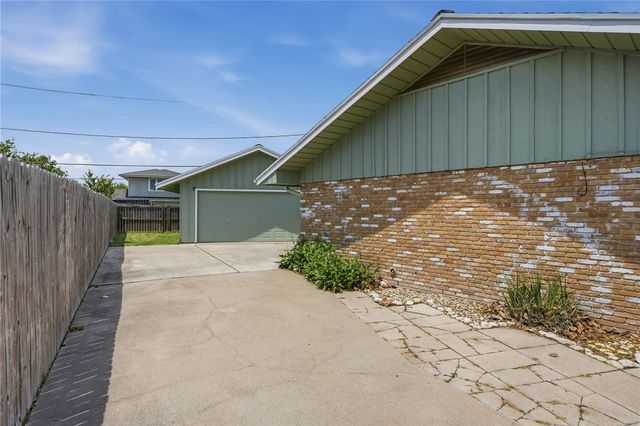 143 N Janin Cir, Portland, TX 78374