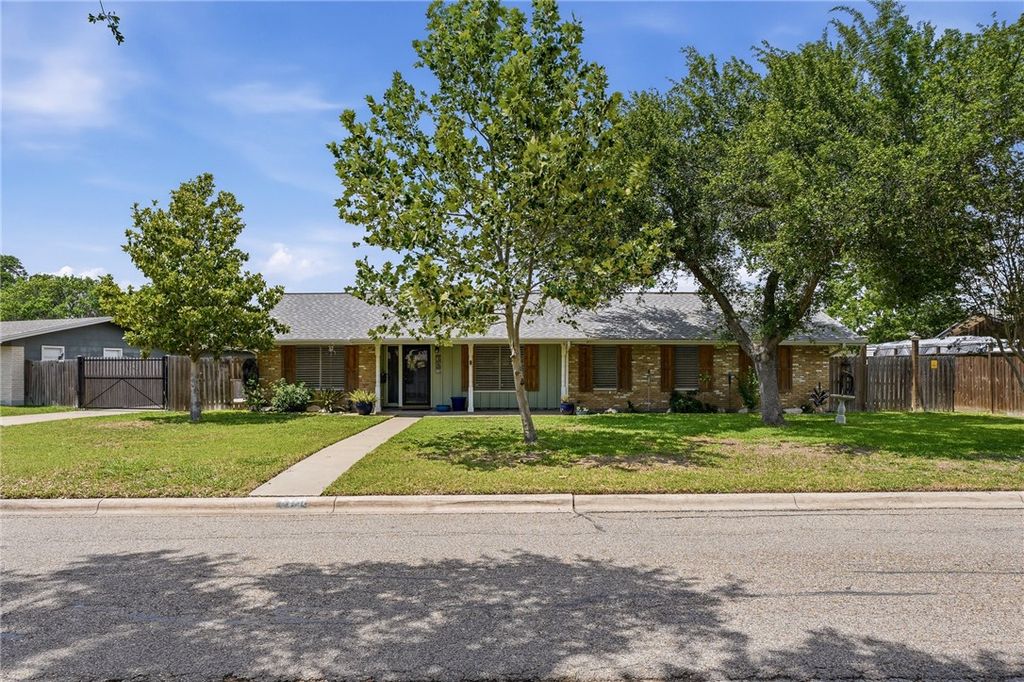 143 N Janin Cir, Portland, TX 78374