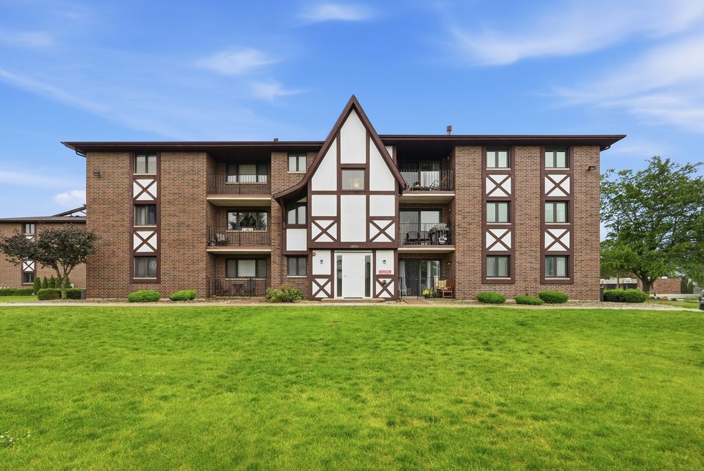 10521 S Roberts Road 3A, Palos Hills, IL 60465