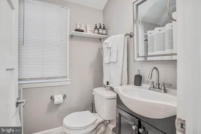 5812 N KINGS HWY, Alexandria, VA 22303