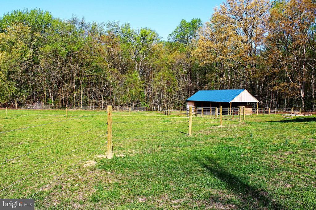 Image 5 of property listing at 3730 HUNTING CREEK RD, Huntingtown, MD 20639