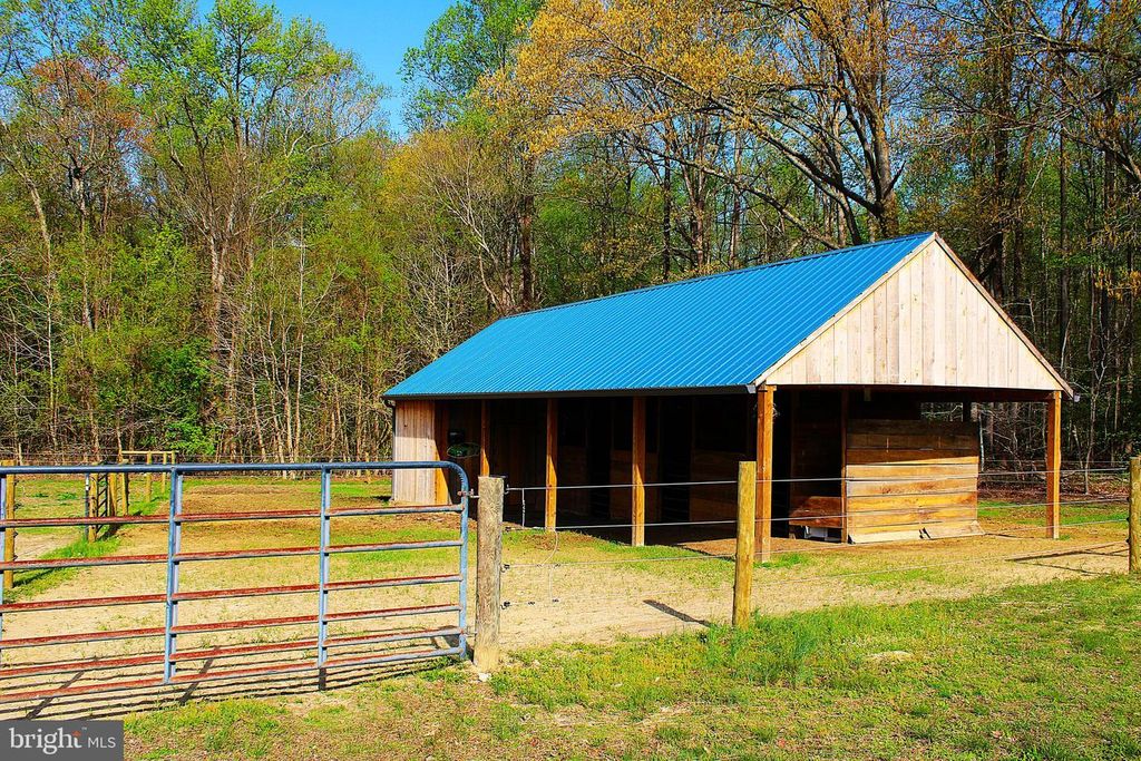 Image 6 of property listing at 3730 HUNTING CREEK RD, Huntingtown, MD 20639