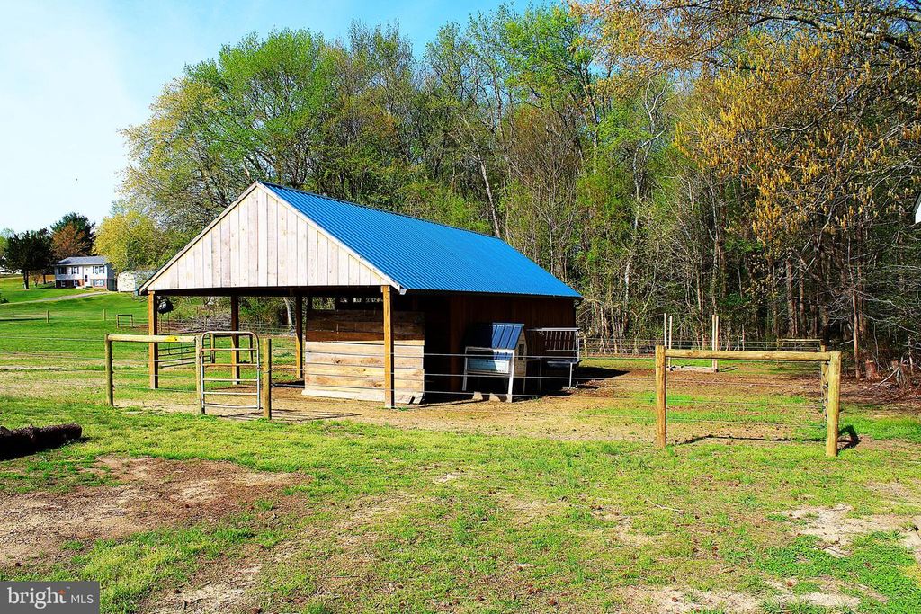 Image 7 of property listing at 3730 HUNTING CREEK RD, Huntingtown, MD 20639