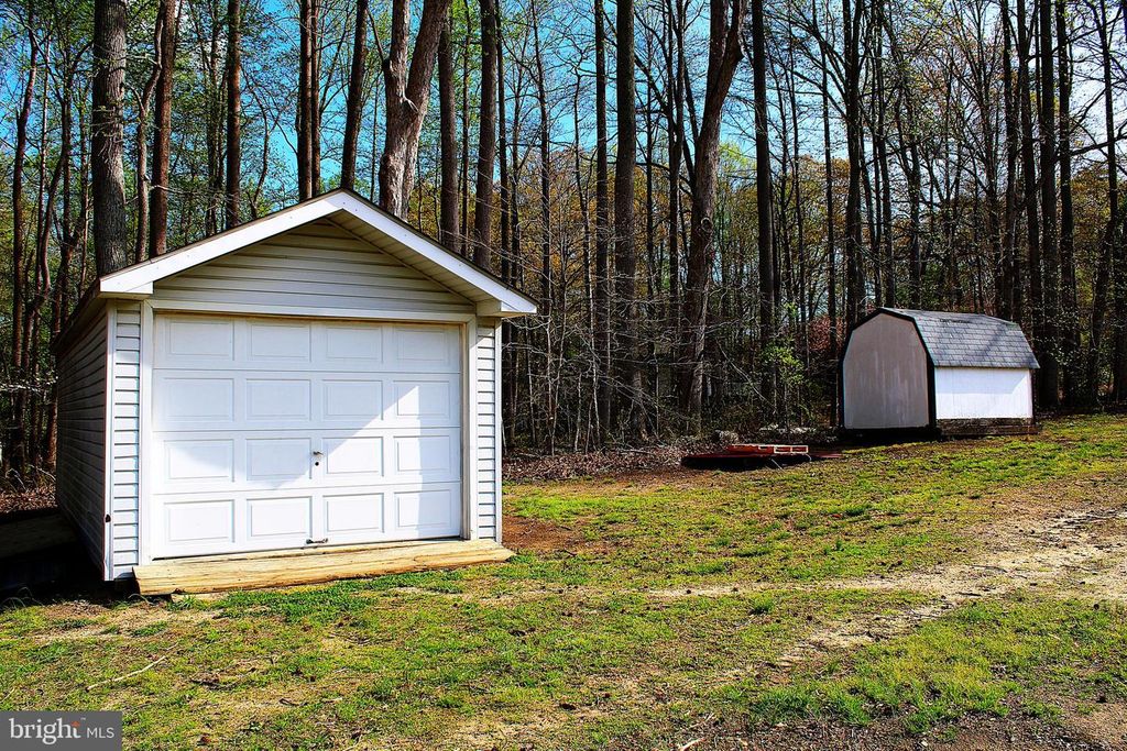 Image 8 of property listing at 3730 HUNTING CREEK RD, Huntingtown, MD 20639