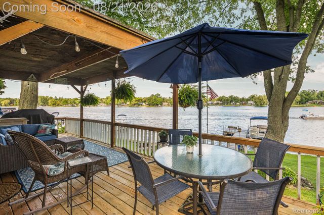 5958 Bullard Road, Hartland Township, MI 48430
