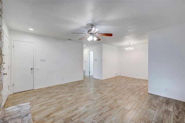 703 Country Aire DR B, Round Rock, TX 78664