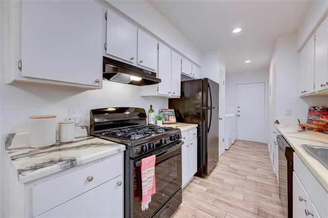 703 Country Aire DR B, Round Rock, TX 78664