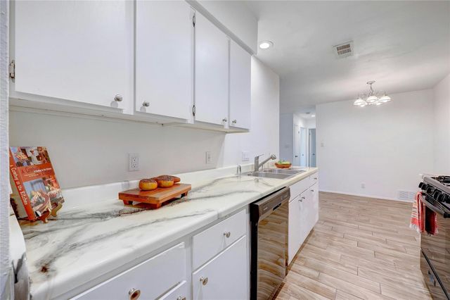 703 Country Aire DR B, Round Rock, TX 78664
