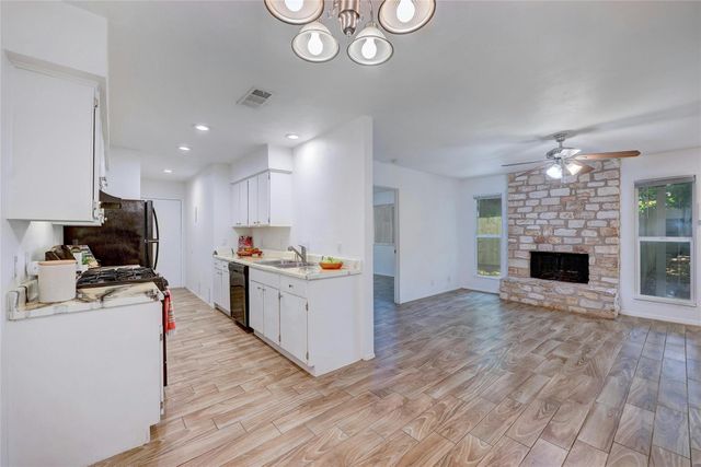 703 Country Aire DR B, Round Rock, TX 78664
