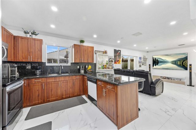 3502 W 72nd St, Hialeah, FL 33018