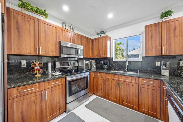 3502 W 72nd St, Hialeah, FL 33018