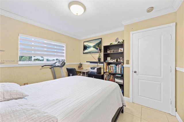 3502 W 72nd St, Hialeah, FL 33018