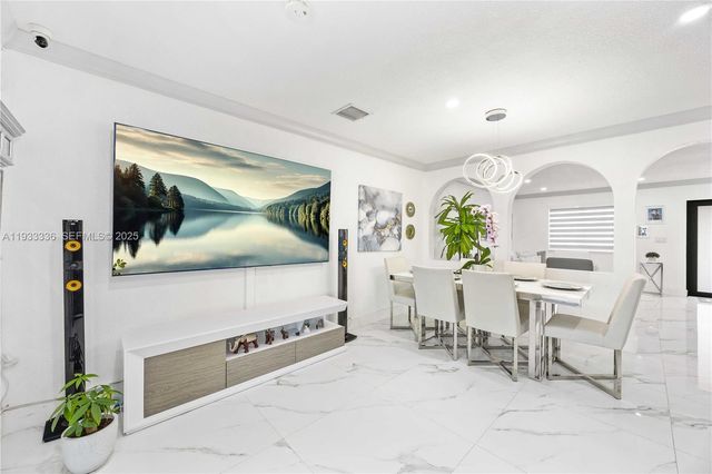 3502 W 72nd St, Hialeah, FL 33018