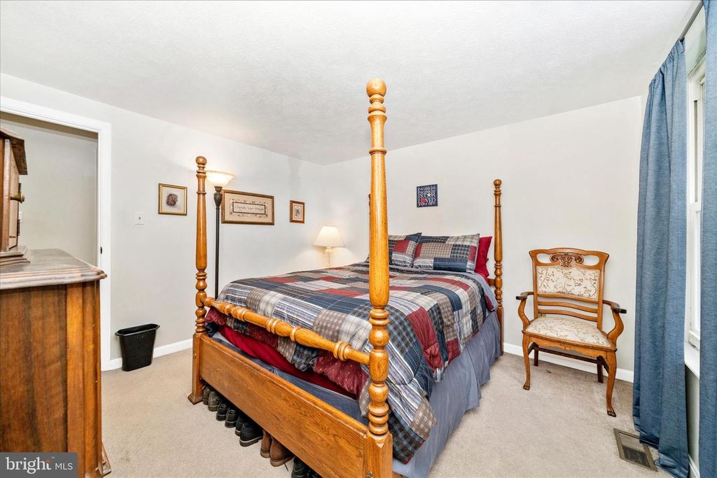 Image 21 of property listing at 212 WINTERGREEN LN, Brunswick, MD 21716