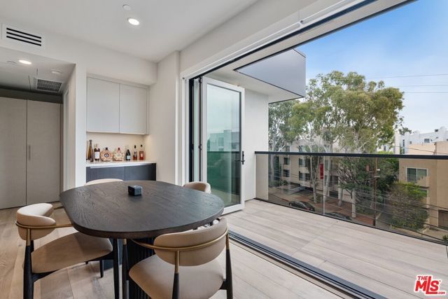 505 S Barrington Avenue 401, Los Angeles, CA 90049