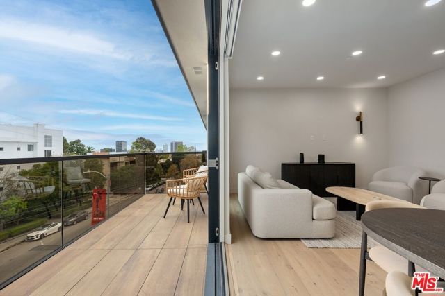 505 S Barrington Avenue 401, Los Angeles, CA 90049