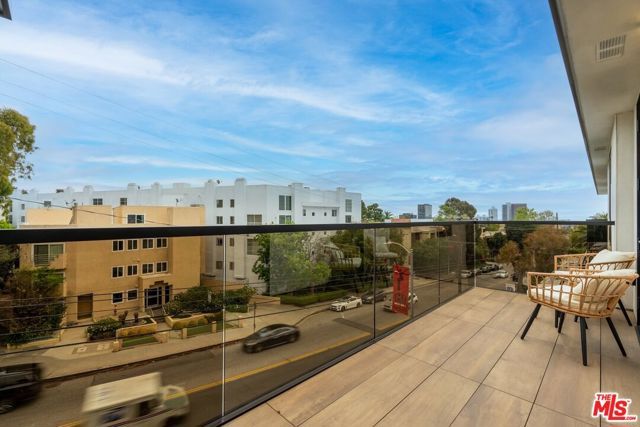 505 S Barrington Avenue 401, Los Angeles, CA 90049