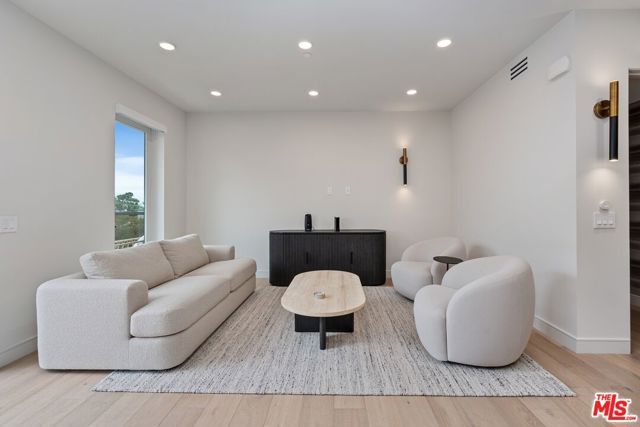 505 S Barrington Avenue 401, Los Angeles, CA 90049