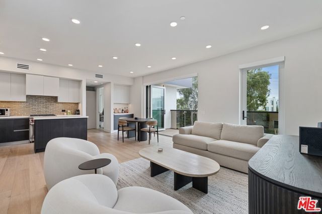 505 S Barrington Avenue 401, Los Angeles, CA 90049