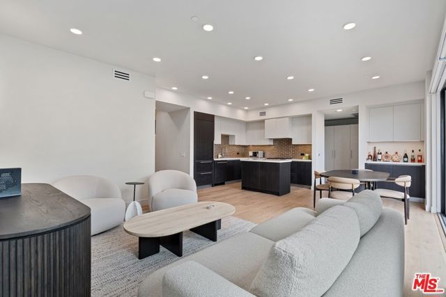 505 S Barrington Avenue 401, Los Angeles, CA 90049