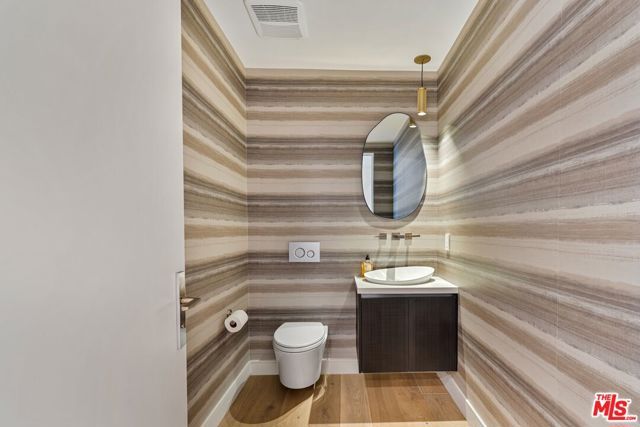 505 S Barrington Avenue 401, Los Angeles, CA 90049