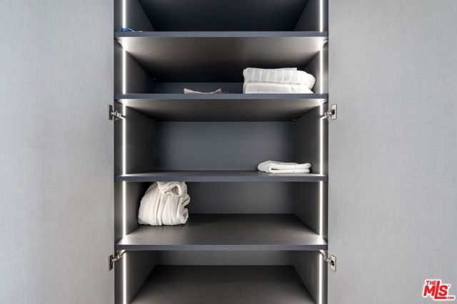 505 S Barrington Avenue 401, Los Angeles, CA 90049