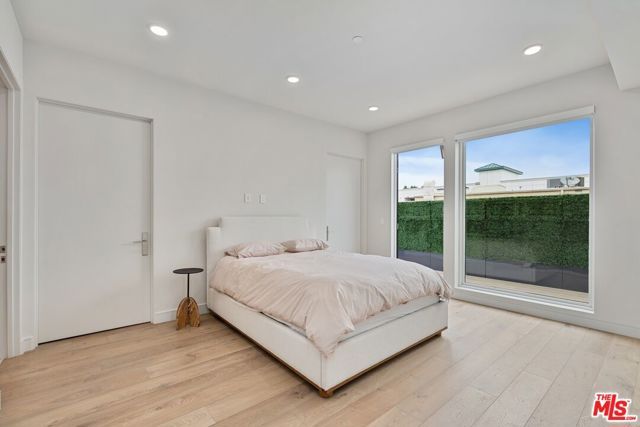 505 S Barrington Avenue 401, Los Angeles, CA 90049