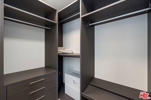 505 S Barrington Avenue 401, Los Angeles, CA 90049