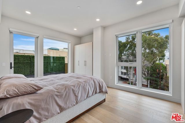 505 S Barrington Avenue 401, Los Angeles, CA 90049