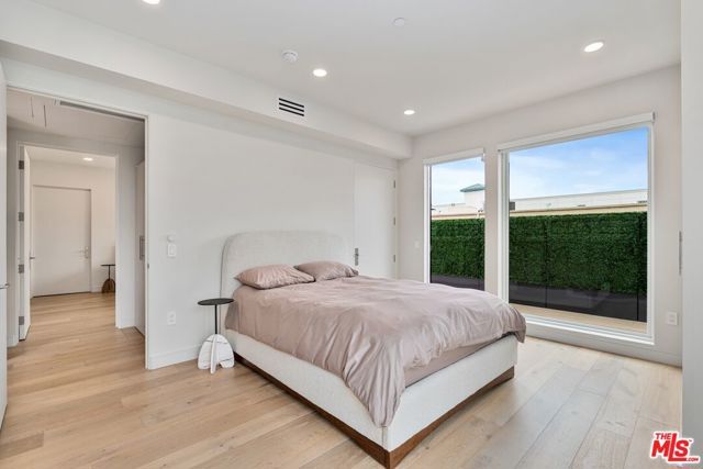 505 S Barrington Avenue 401, Los Angeles, CA 90049