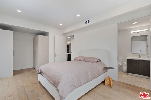 505 S Barrington Avenue 401, Los Angeles, CA 90049