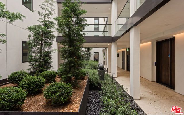 505 S Barrington Avenue 401, Los Angeles, CA 90049