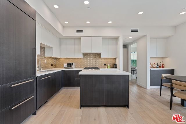 505 S Barrington Avenue 401, Los Angeles, CA 90049