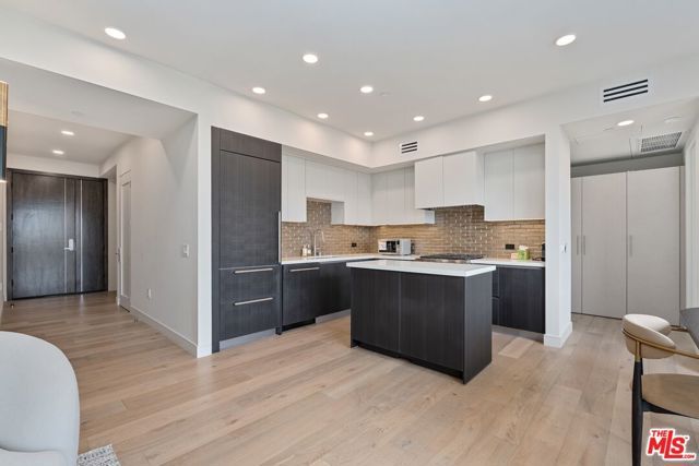 505 S Barrington Avenue 401, Los Angeles, CA 90049