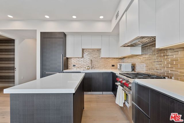 505 S Barrington Avenue 401, Los Angeles, CA 90049