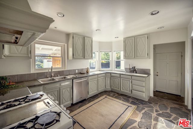 2627 Outpost Drive, Los Angeles, CA 90068