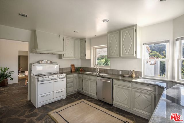 2627 Outpost Drive, Los Angeles, CA 90068