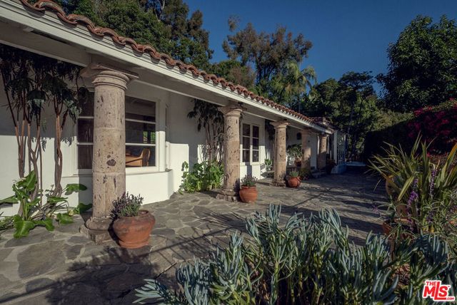 2627 Outpost Drive, Los Angeles, CA 90068