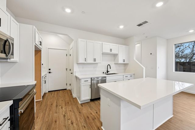 2060 Odin Walk, Sacramento, CA 95835