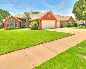 15613 Sandstone Terrace, Moore, OK 73170