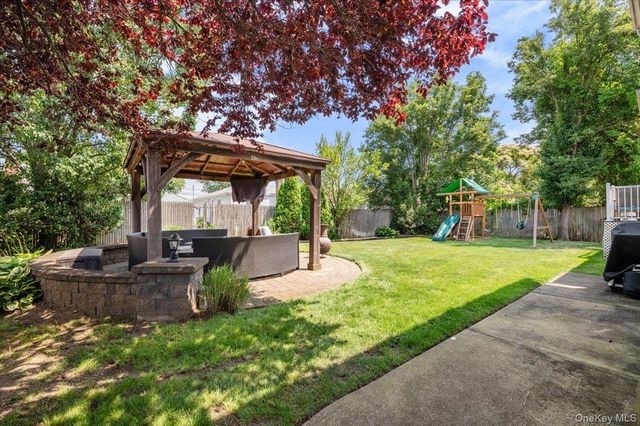 215 N Boston Avenue, Massapequa, NY 11758