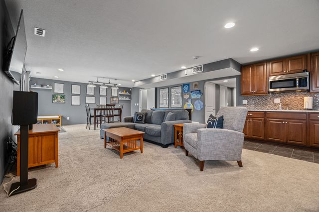 5918 NW 106th Street, Johnston, IA 50131