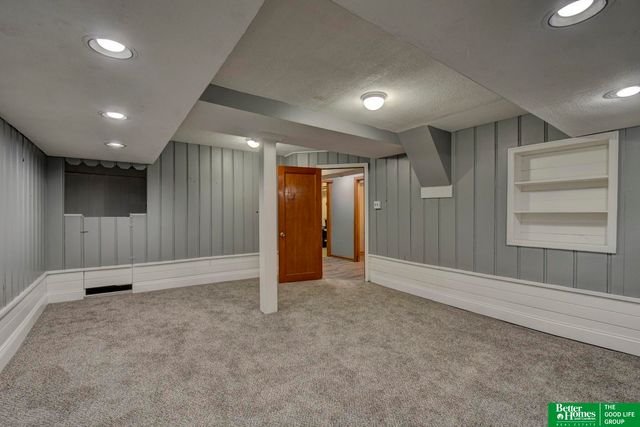 101 N 54 Street, Omaha, NE 68132