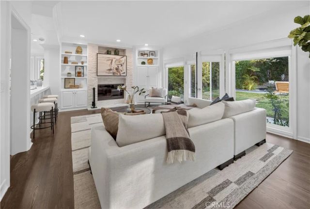 24762 Calvert Street, Woodland Hills, CA 91367