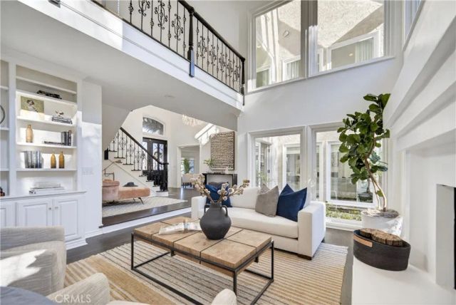 24762 Calvert Street, Woodland Hills, CA 91367