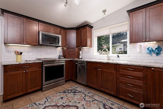18701 10th Avenue NE, Poulsbo, WA 98370