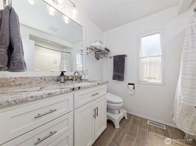 18701 10th Avenue NE, Poulsbo, WA 98370